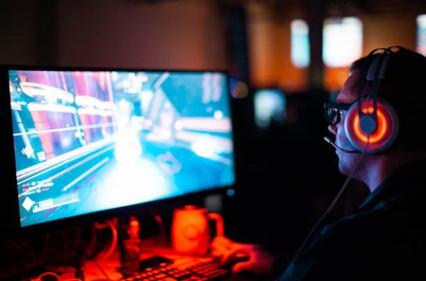 A player playing an online game alone on the PC